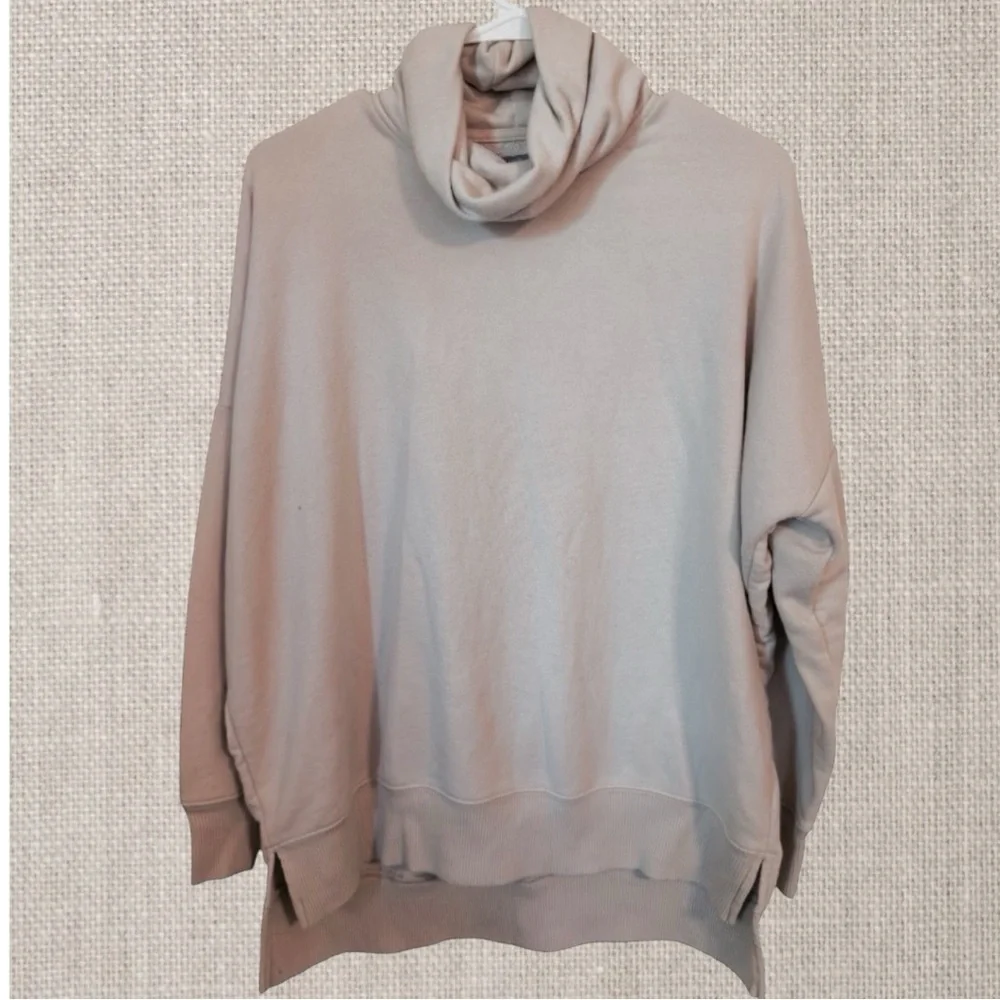 𝐀𝐄𝐑𝐈𝐄 𝐂𝐑𝐄𝐀𝐌 𝐂𝐎𝐖𝐋 𝐍𝐄𝐂𝐊 𝐒𝐈𝐃𝐄 𝐒𝐏𝐋𝐈𝐓𝐒 𝐒𝐖𝐄𝐀𝐓𝐒𝐇𝐈𝐑𝐓 - Picture 2 of 4